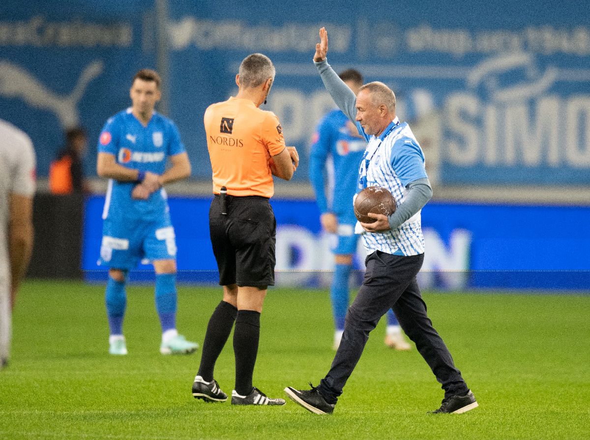 „Vulcan” doar pe jumătate » Cum a fost atmosfera la derby-ul din Bănie și mesajele ironice ale galeriilor: „Craiova liberă și curată / Cu palmares și stemă închiriată”