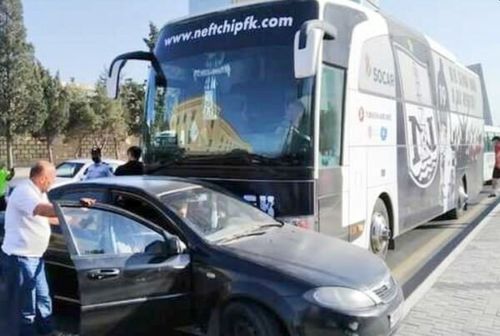 Autocarul lui Neftchi, implicat într-un accident rutier // sursă foto: SportInfo Az
