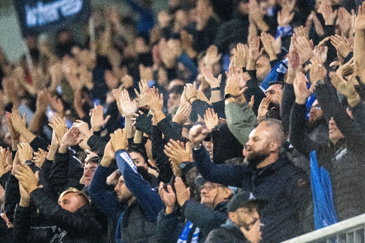 „Vulcan” doar pe jumătate » Cum a fost atmosfera la derby-ul din Bănie și mesajele ironice ale galeriilor: „Craiova liberă și curată / Cu palmares și stemă închiriată”