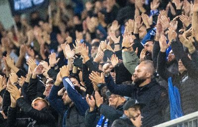 „Vulcan” doar pe jumătate » Cum a fost atmosfera la derby-ul din Bănie și mesajele ironice ale galeriilor: „Craiova liberă și curată / Cu palmares și stemă închiriată”