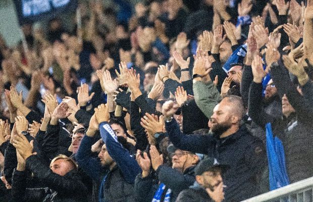 „Vulcan” doar pe jumătate » Cum a fost atmosfera la derby-ul din Bănie și mesajele ironice ale galeriilor: „Craiova liberă și curată / Cu palmares și stemă închiriată”