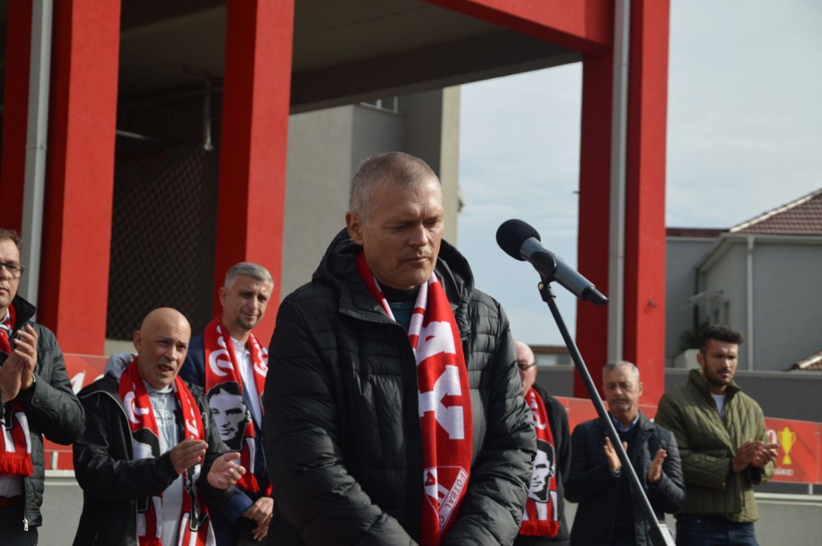 Legendarul Iosif Petschovschi, omagiat la Arad » Statuie dezvelită în fața stadionului