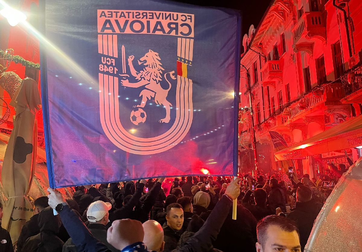 „Vulcan” doar pe jumătate » Cum a fost atmosfera la derby-ul din Bănie și mesajele ironice ale galeriilor: „Craiova liberă și curată / Cu palmares și stemă închiriată”