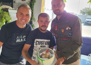 Preparatorul fizic al „naționalei” U18 și-a deschis cofetărie și vinde profiterol „Gabi Tamaș” 