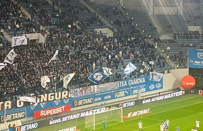 Scene revoltătoare la Craiova! Un mesaj vulgar la adresa familiei Mititelu a fost vizibil mai bine de 20 de minute și la TV