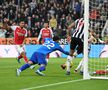 Newcastle o bate pe Arsenal, într-un derby presărat cu decizii controversate din camera VAR! 4 infracțiuni analizate la faza golului