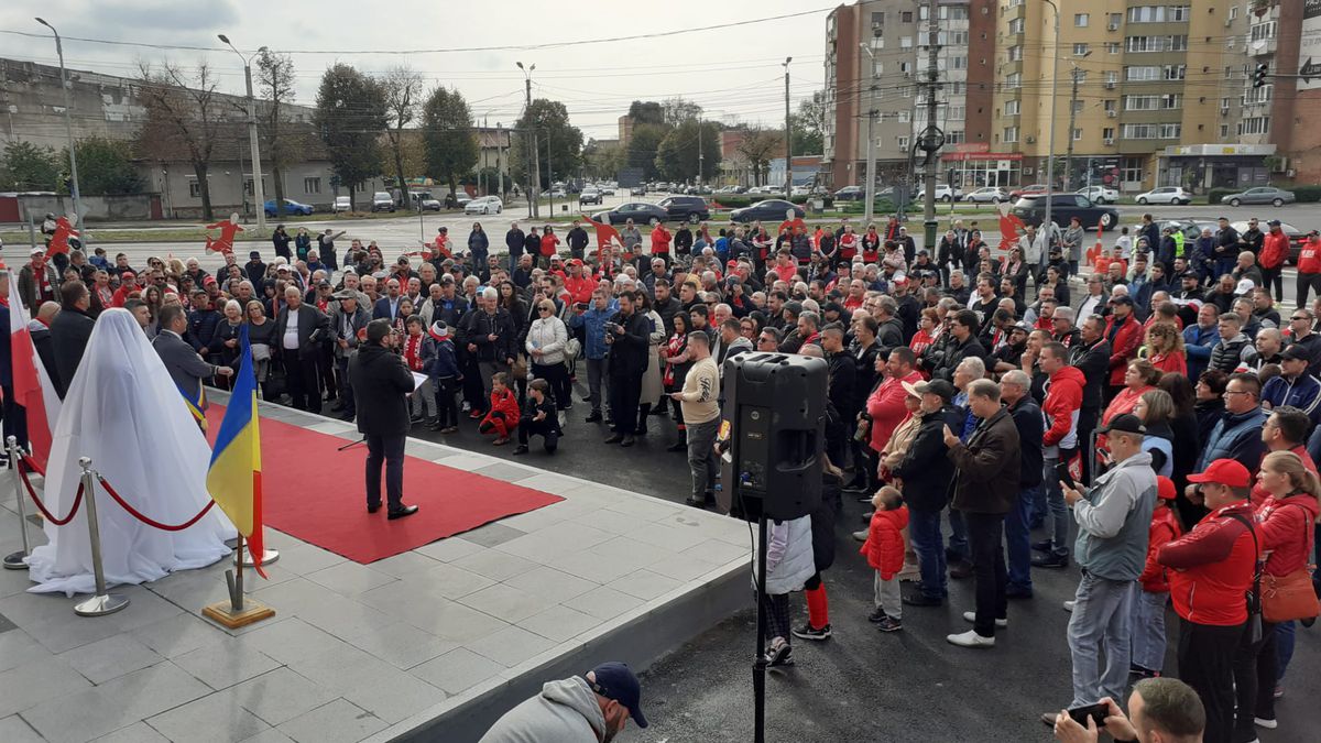 Legendarul Iosif Petschovschi, omagiat la Arad » Statuie dezvelită în fața stadionului