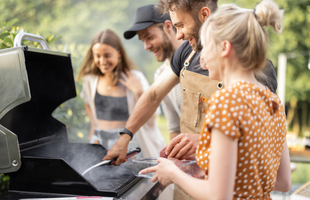 Ce le oferi prietenilor atrași de bucătăria americană: burger sau coaste BBQ?