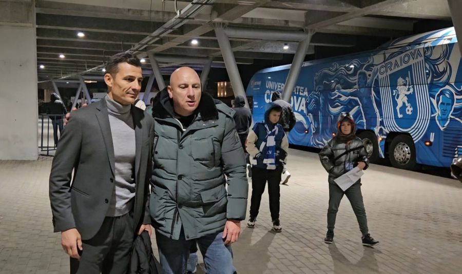 Trei momente după ce luminile rampei s-au stins în Craiova - FCSB: tablou cadou, Tase - deposedat de tricouri și mesajul de forță pentru Costel Gâlcă