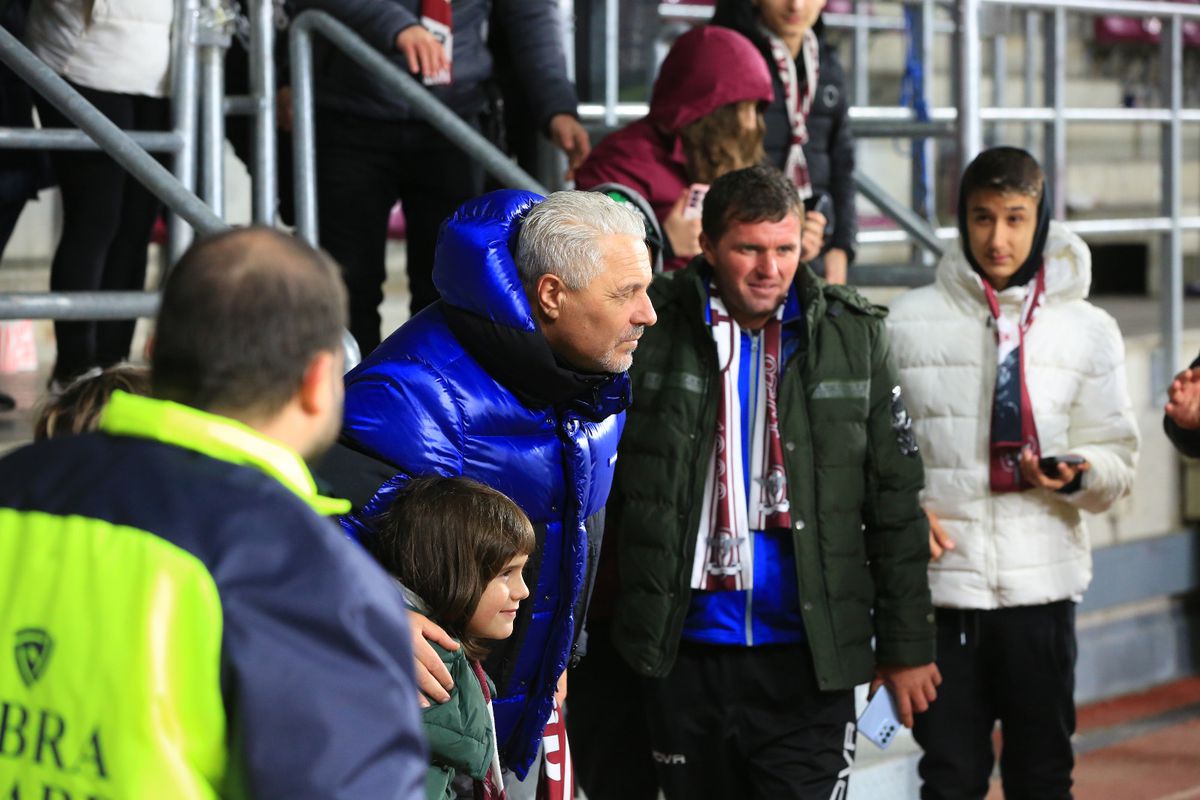 Ce s-a întâmplat pe gazon, imediat după victoria Rapidului cu Hermannstadt » Șumudică, gest neașteptat după fluierul final + cum a fost surprins antrenorul