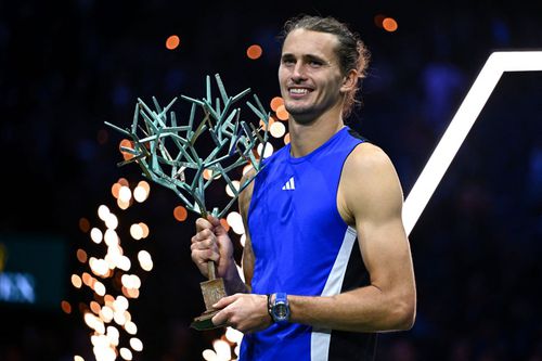 Alexander Zverev cu trofeul de la Paris Foto: Imago