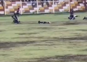 Imagini dramatice » Un fotbalist a murit pe teren, lovit de fulger, chiar în momentul în care arbitrul a întrerupt meciul + Alți 4 răniți sunt internați la spital