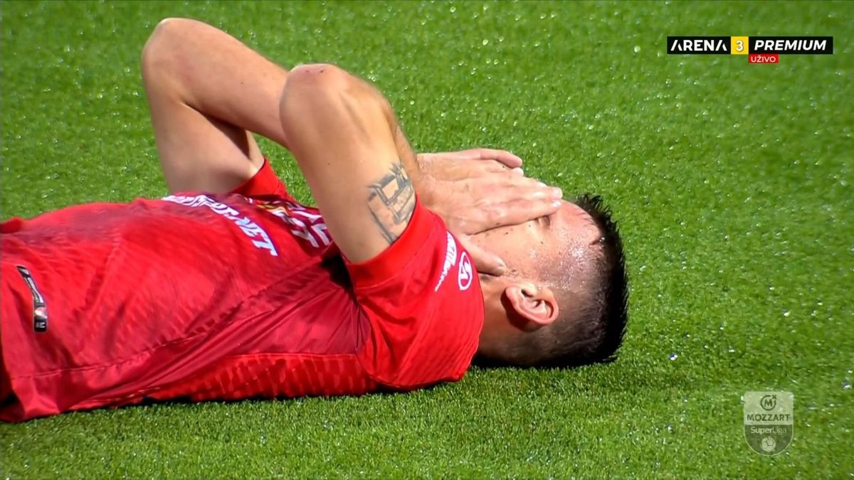 Momentul în care jucatorii de la FK Radnicki 1923 află că antrenorul lor a murit / foto: capturi sportalblic.rs