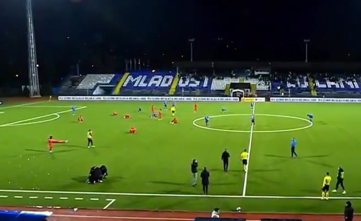 Tulburător! Reacția jucătorilor când află, pe teren, că antrenorul lor a murit