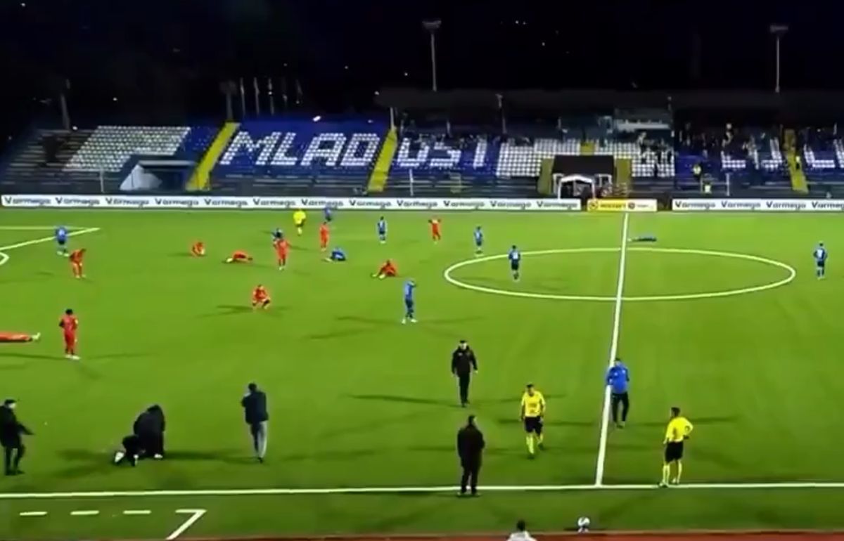 Momentul în care jucatorii de la FK Radnicki 1923 află că antrenorul lor a murit / foto: capturi sportalblic.rs