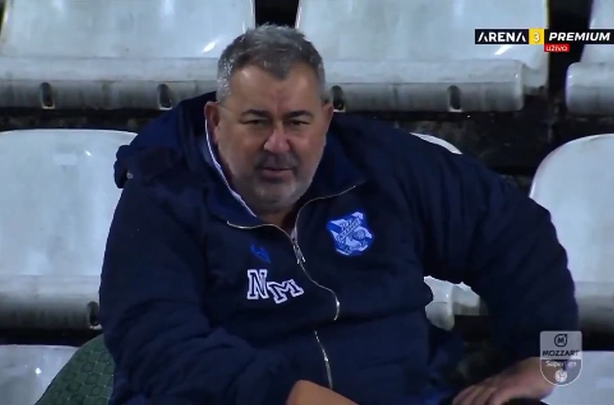 Tulburător! Reacția jucătorilor când află, pe teren, că antrenorul lor a murit