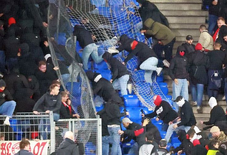 Ultrașii lui Basel au călcat strâmb la meciul cu Stuttgart, ultima partidă europeană disputată pe teren propriu / Sursă foto: Facbook@ Schweizer Ultraszene
