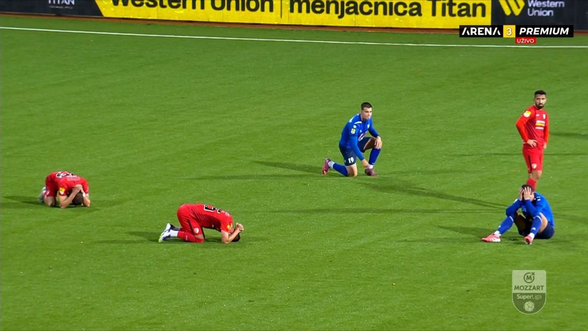 Tulburător! Reacția jucătorilor când află, pe teren, că antrenorul lor a murit