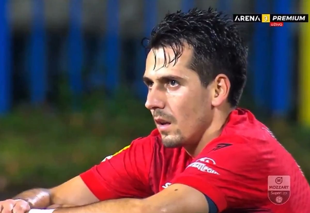 Tulburător! Reacția jucătorilor când află, pe teren, că antrenorul lor a murit