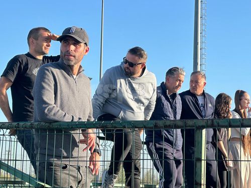 Vasile Maftei, cu șapcă, directorul tehnic al Academiei Rapidului, în tribune la meciul cu probleme. Bărbatul din dreapta imaginii, Dorin Marin, a fost inițiatorul scandalului.