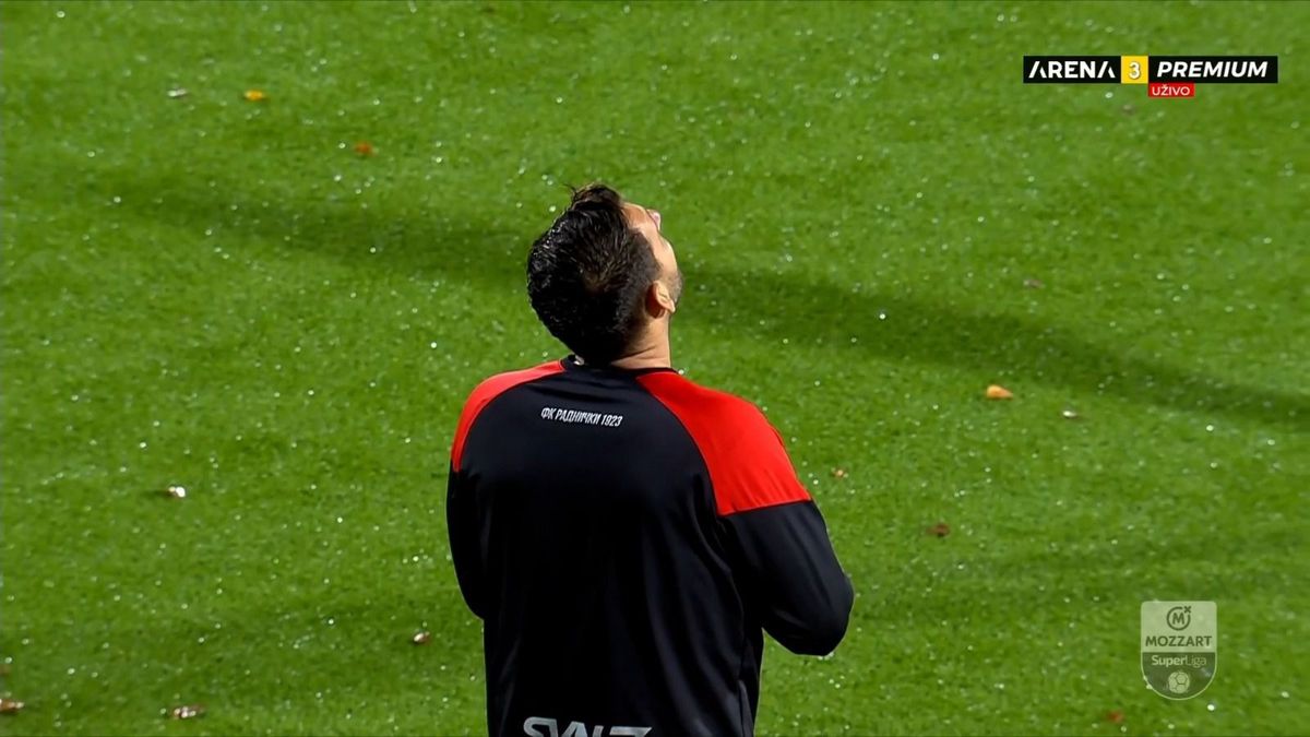 Tulburător! Reacția jucătorilor când află, pe teren, că antrenorul lor a murit