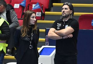 Cristina Vărzaru a jignit jucătoarele, scandal imens în vestiarul CSM! »  Filmul demiterii lui Adrian Vasile și a team-managerului: „Ori faceți schimbări, ori pleci tu!”