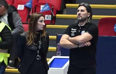 Cristina Vărzaru a jignit jucătoarele, scandal imens în vestiarul CSM! »  Filmul demiterii lui Adrian Vasile și a team-managerului: „Ori faceți schimbări, ori pleci tu!”