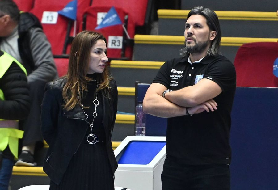 Cristina Vărzaru și Adi Vasile pe banca lui CSM București, foto: Imago Cristina Vărzaru, interviu pentru GSP: „Așa vreau să fiu percepută de suporteri”