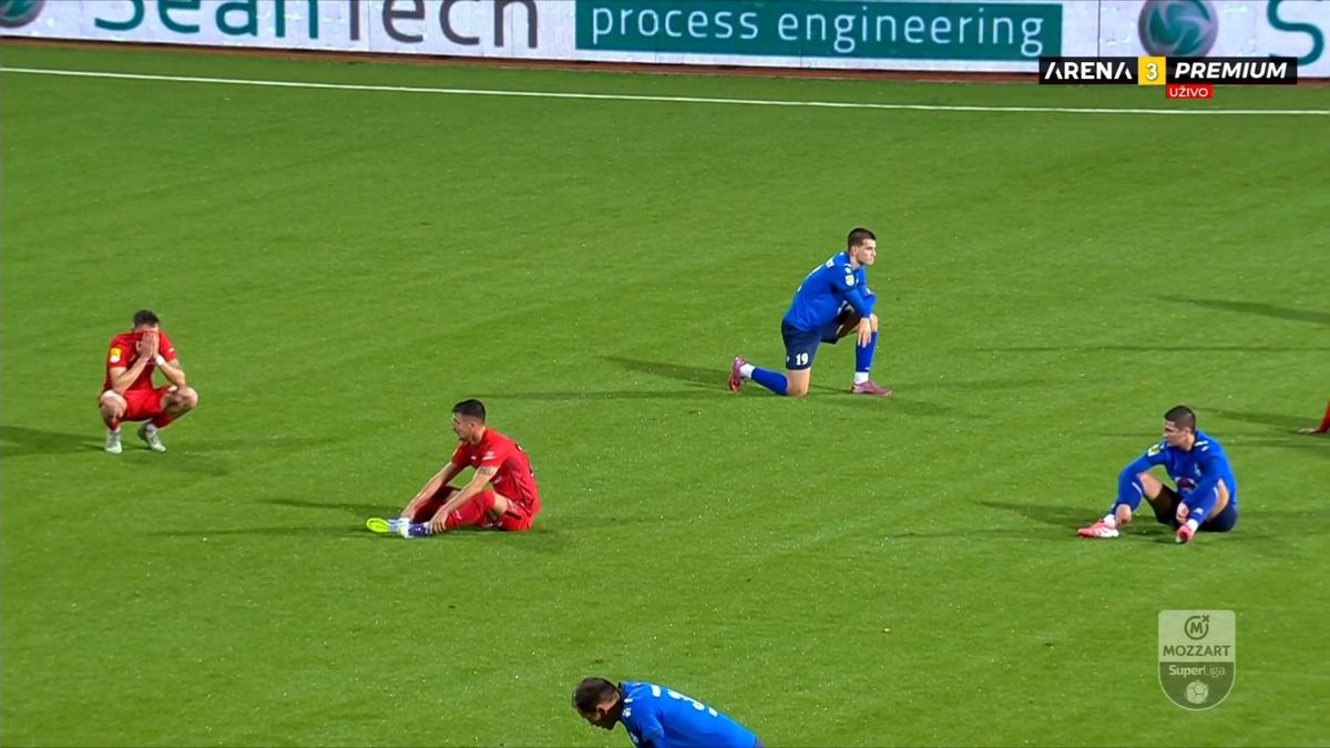 Tulburător! Reacția jucătorilor când află, pe teren, că antrenorul lor a murit