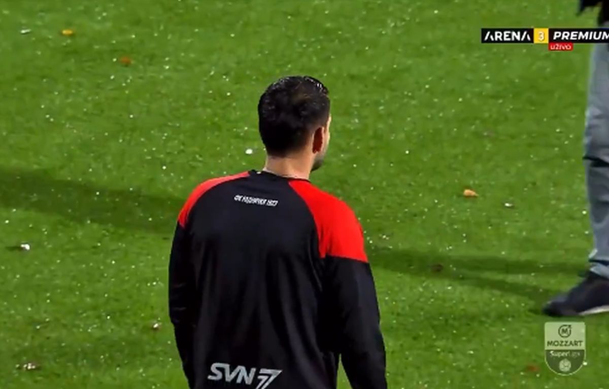 Tulburător! Reacția jucătorilor când află, pe teren, că antrenorul lor a murit