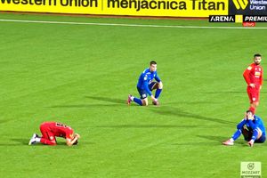 Tulburător! Reacția jucătorilor când află, pe teren, că antrenorul lor a murit