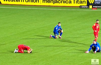 Tulburător! Reacția jucătorilor când află, pe teren, că antrenorul lor a murit