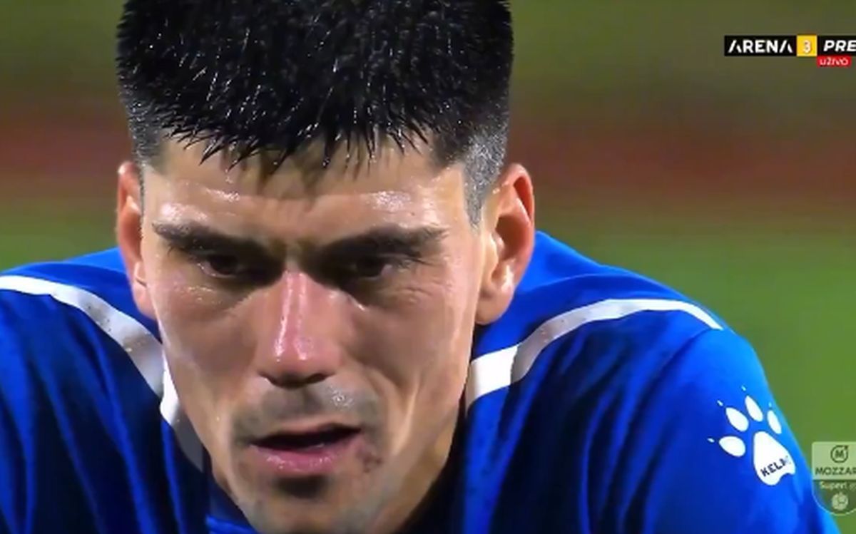 Tulburător! Reacția jucătorilor când află, pe teren, că antrenorul lor a murit