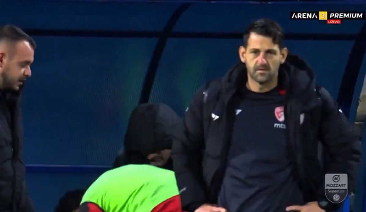 Tulburător! Reacția jucătorilor când află, pe teren, că antrenorul lor a murit