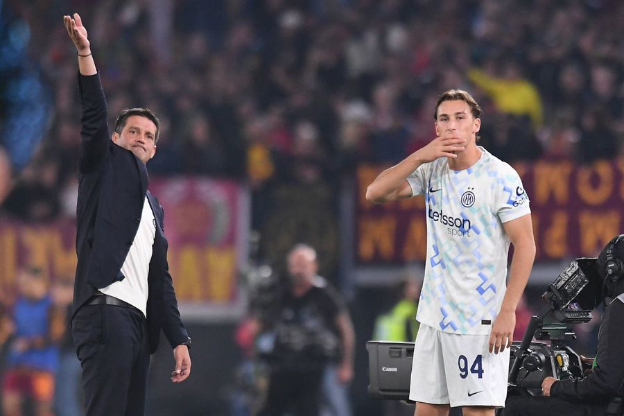 Cristi Chivu l-a introdus pe Pio Esposito în ultima jumătate de oră a partidei AS Roma - Inter 0-1 / Foto: Imago Cine este cel mai bun fotbalist U20 al anului din lume » Ce premiu a luat jucătorul lui Cristi Chivu de la Inter + GSP.ro i-a indicat corect pe ambii câștigători!