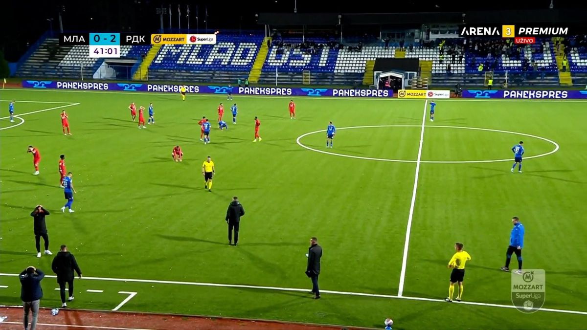Momentul în care jucatorii de la FK Radnicki 1923 află că antrenorul lor a murit / foto: capturi sportalblic.rs