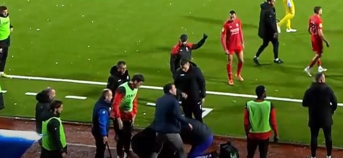 Tulburător! Reacția jucătorilor când află, pe teren, că antrenorul lor a murit