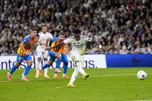 Vinicius ratează un penalty în Real Madrid - Valencia, la scorul de 2-0 / Foto: Imago