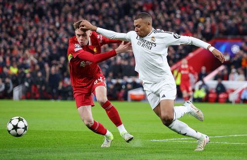 Kylian Mbappe (în duel cu Conor Bradley) a ratat un penalty pe Anfield în duelul din sezon trecut în Champions League, Liverpool - Real Madrid 2-0 / Foto: Imago