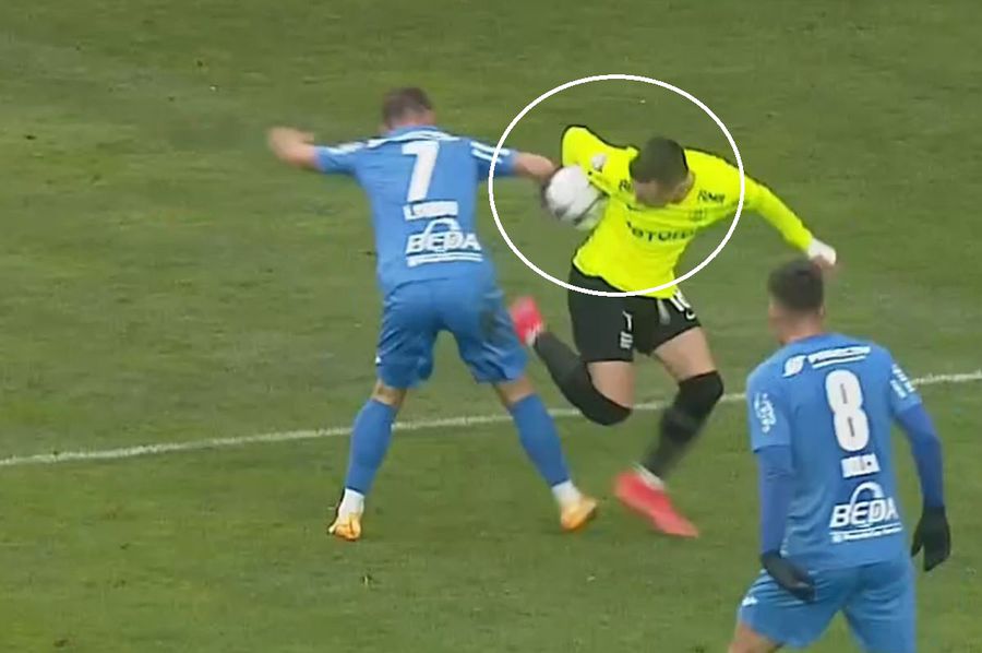 Valentin Costache își creează un avantaj lovind mingea cu brațul // foto: captură DigiSport CHINDIA - CFR CLUJ. „Centralul” Radu Petrescu nu i-a rămas dator campioanei » După ce inițial i-a refuzat un penalty, s-a revanșat câteva minute mai târziu