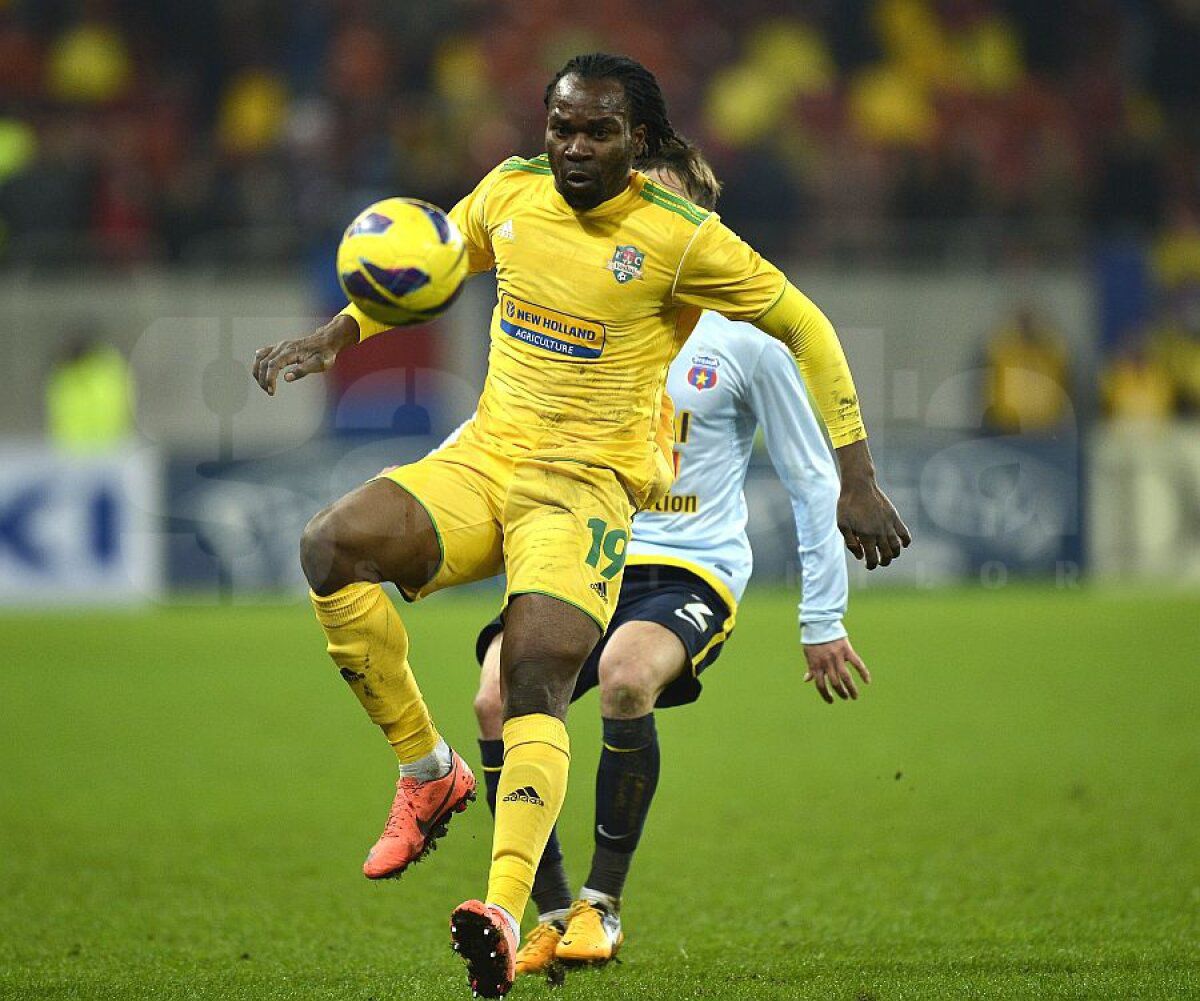 3 povești fabuloase cu Mike Temwanjera, vârful care a făcut furori la FC Vaslui » Cum l-a surprins pe Porumboiu: „E mai bătrân ca Balint, e la a treia dantură”