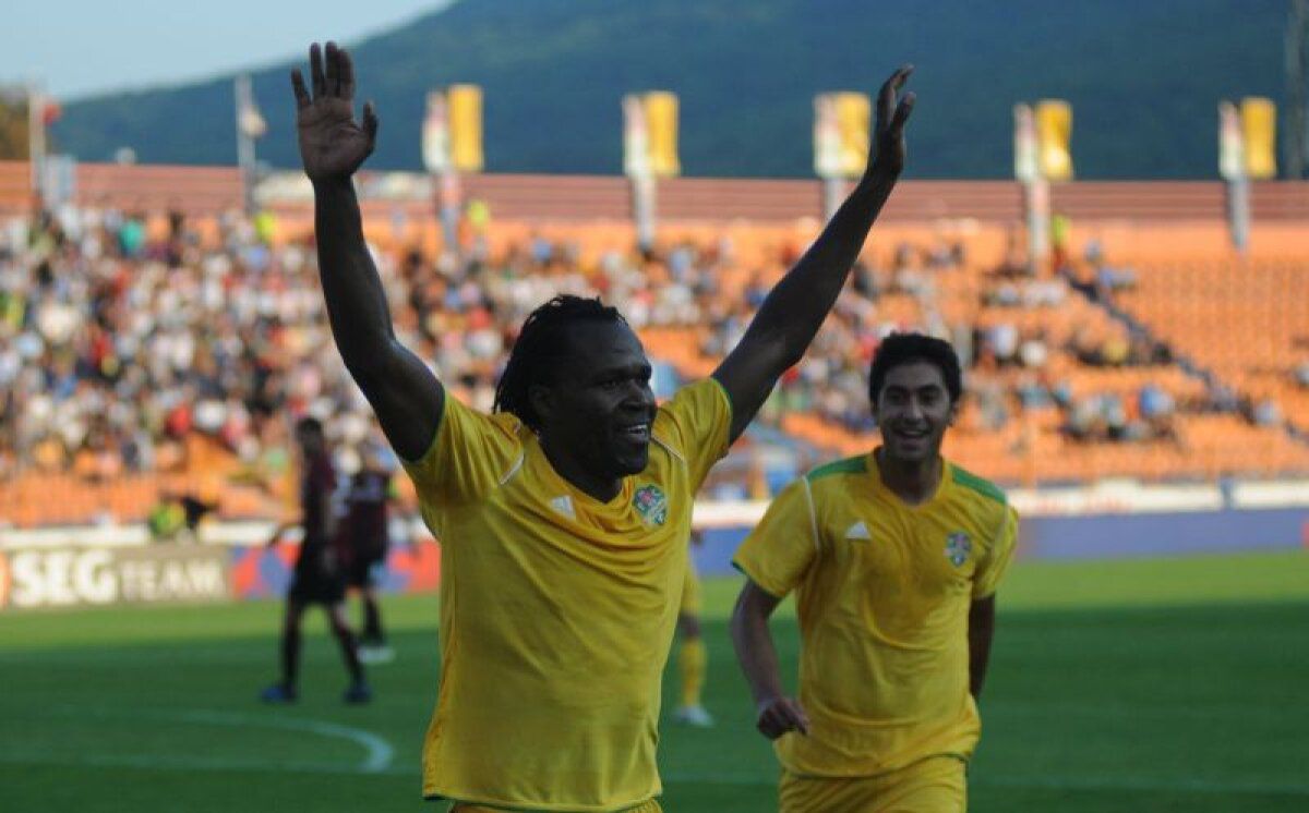 3 povești fabuloase cu Mike Temwanjera, vârful care a făcut furori la FC Vaslui » Cum l-a surprins pe Porumboiu: „E mai bătrân ca Balint, e la a treia dantură”