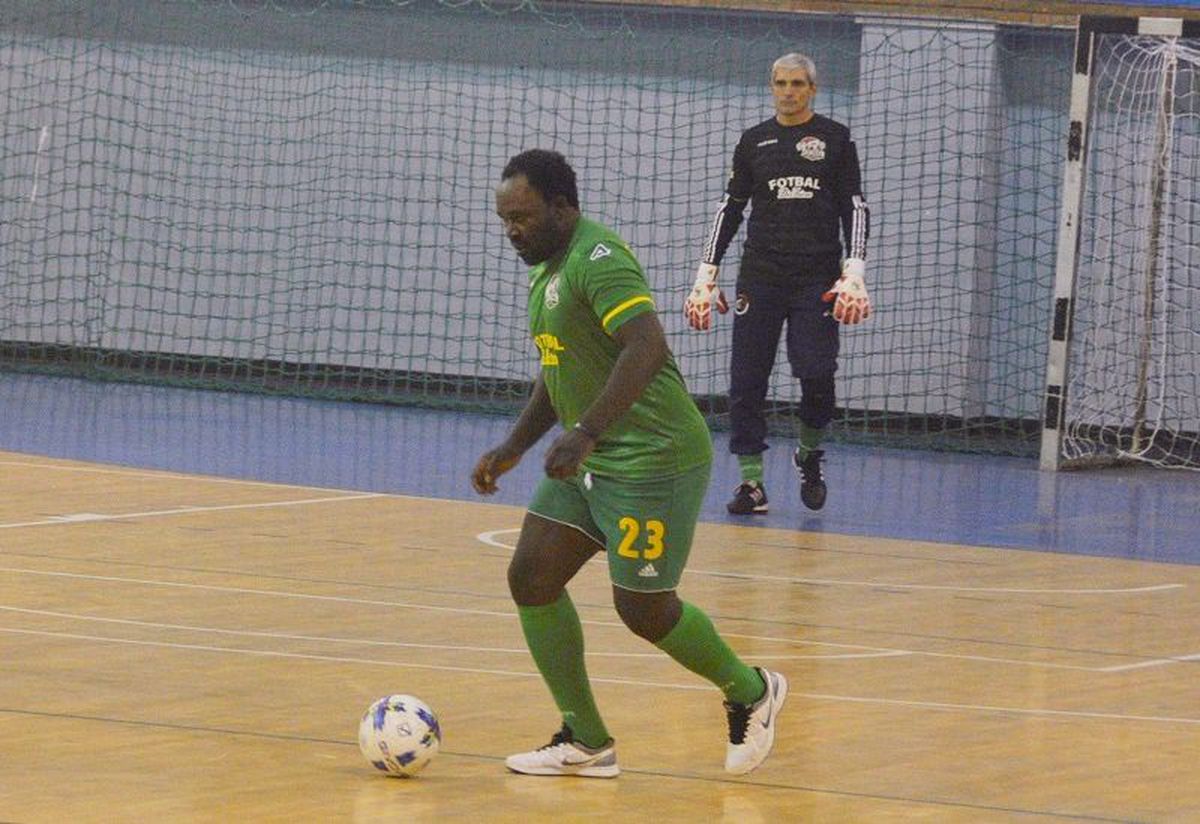 3 povești fabuloase cu Mike Temwanjera, vârful care a făcut furori la FC Vaslui » Cum l-a surprins pe Porumboiu: „E mai bătrân ca Balint, e la a treia dantură”