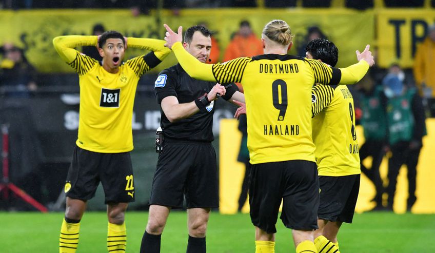 Felix Zwayer, înconjurat de jucătorii Borussiei Dortmund