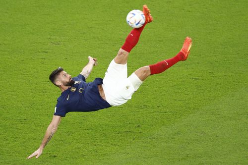 Franța - Polonia | În minutul 58, Olivier Giroud (36 de ani) își putea trece în cont „dubla”. „Foarfeca” lui a fost anulată de intervenția arbitrilor, una controversată.