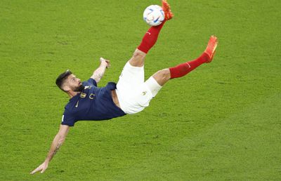 Cu România n-au fluierat nimic! Supergolul lui Giroud, anulat după o decizie controversată! Ce a văzut arbitrul?