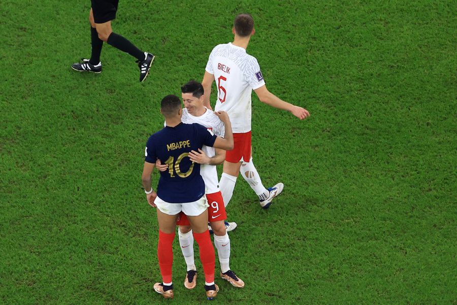 Lewandowski s-a întreținut cu Mbappe la finalul partidei care a consemnat eliminarea Poloniei de la Campionatul Mondial Ce făcea Lewandowski după golul care nu mai conta » Imaginea remarcată de Cătălin Țepelin: „Mi se pare deplasat! Surprinzător spre deranjant să-l vezi așa”