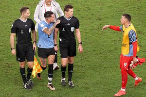 Riscă 15 meciuri de suspendare, după scandalul de la finalul meciului Ghana - Uruguay!