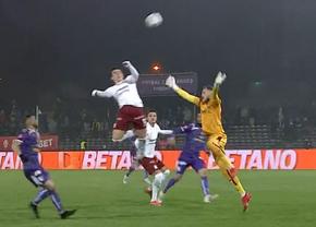 Gafă imensă la golul din minutul 2 al meciului FC Argeș - Rapid! Greab a ieșit la „prins de fluturi”