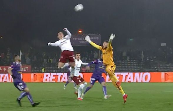 Gafă imensă la golul încă din minutul 2 în FC Argeș - Rapid! Greab a ieșit la „prins de fluturi”